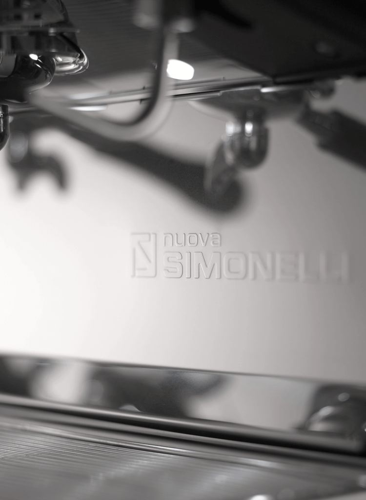 Wytłoczone logo Nuova Simonelli na panelu ekspresu z rodziny Appia Life z bliska