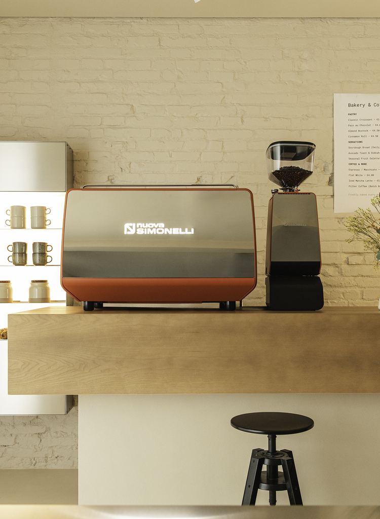 Nuova Simonelli Appia Viva z młynkiem na barze kawiarni z pieczywem