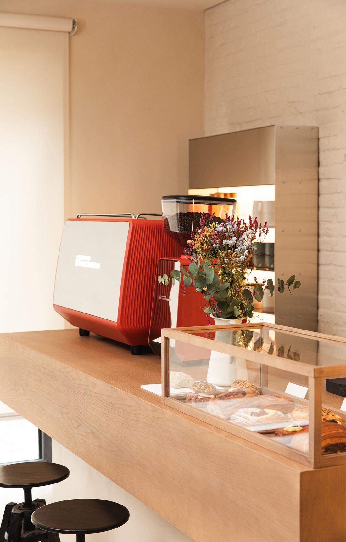 Nuova Simonelli Appia Viva w kolorze garnet na drewnianej ladzie kawiarni