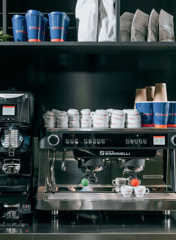 Nuova Simonelli Nuova Aurelia z dwoma młynkami na barze kawiarni