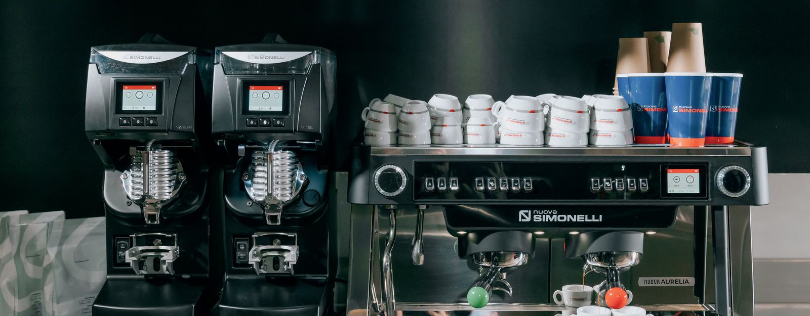 Ekspres Nuova Simonelli Nuova Aurelia z dwoma młynkami na barze kawiarni