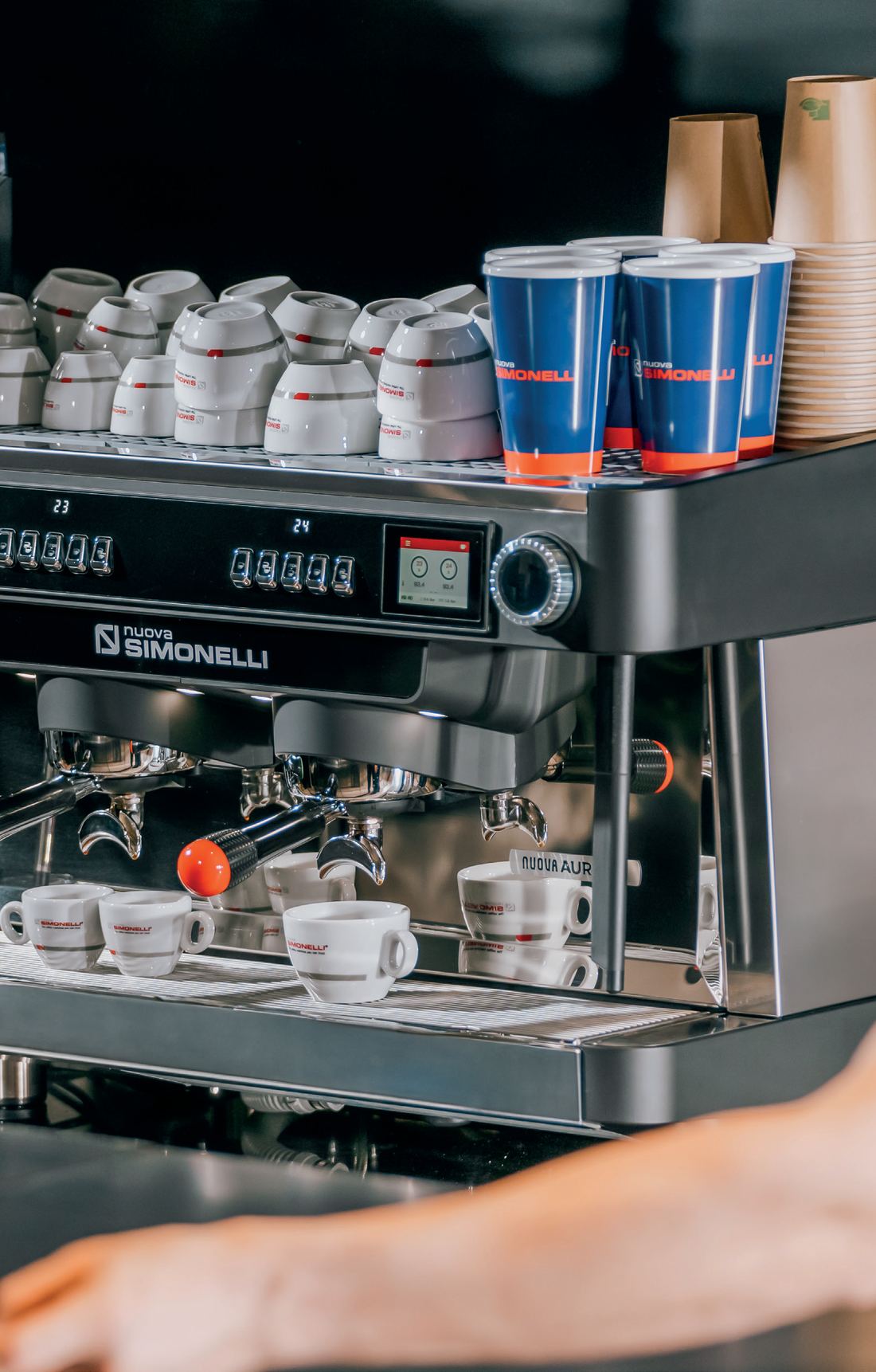 Barista przy Nuova Aurelia, filiżanki espresso na tacce