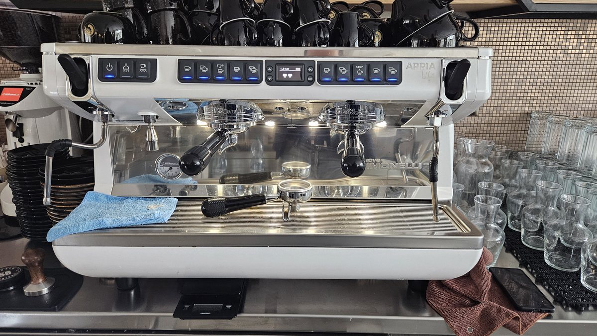 Biała Nuova Simonelli Appia Life XT 2 grupy z wyświetlaczem i filiżankami na podgrzewaczu