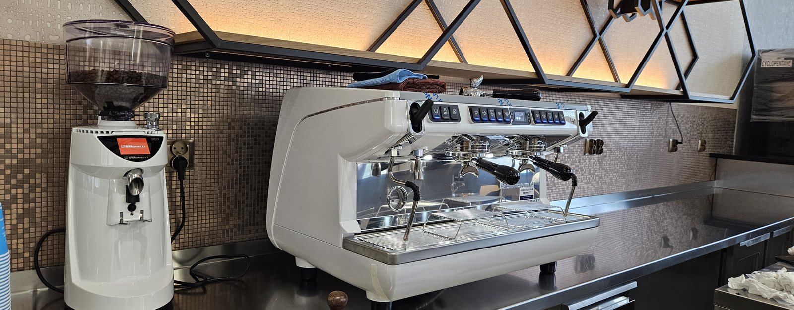Biała Nuova Simonelli Appia Life XT z młynkiem przy barze w Hotelu Juvena w Międzywodziu