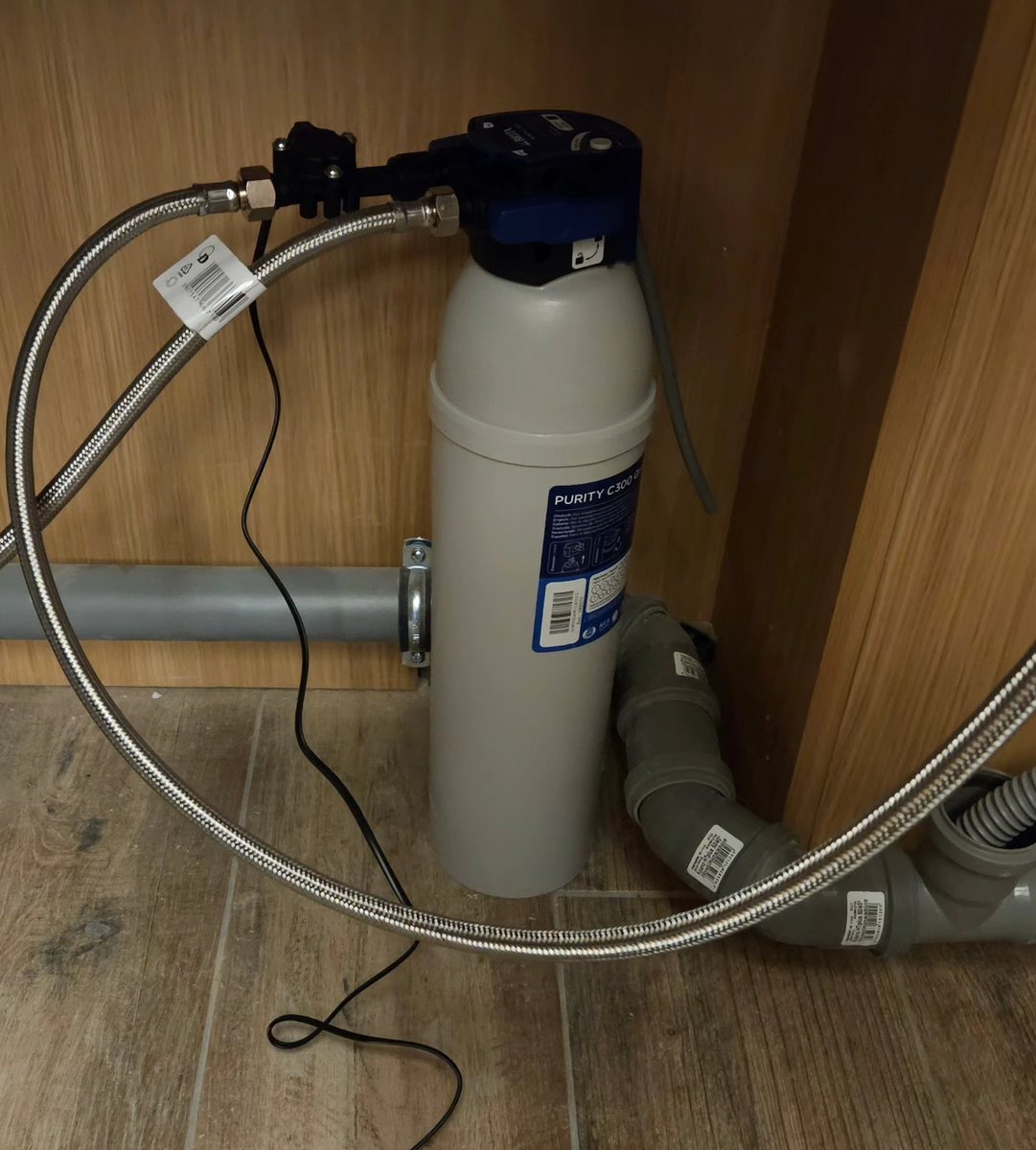 Filtr wody podłączony do ekspresu pod blatem w Hotelu Juvena