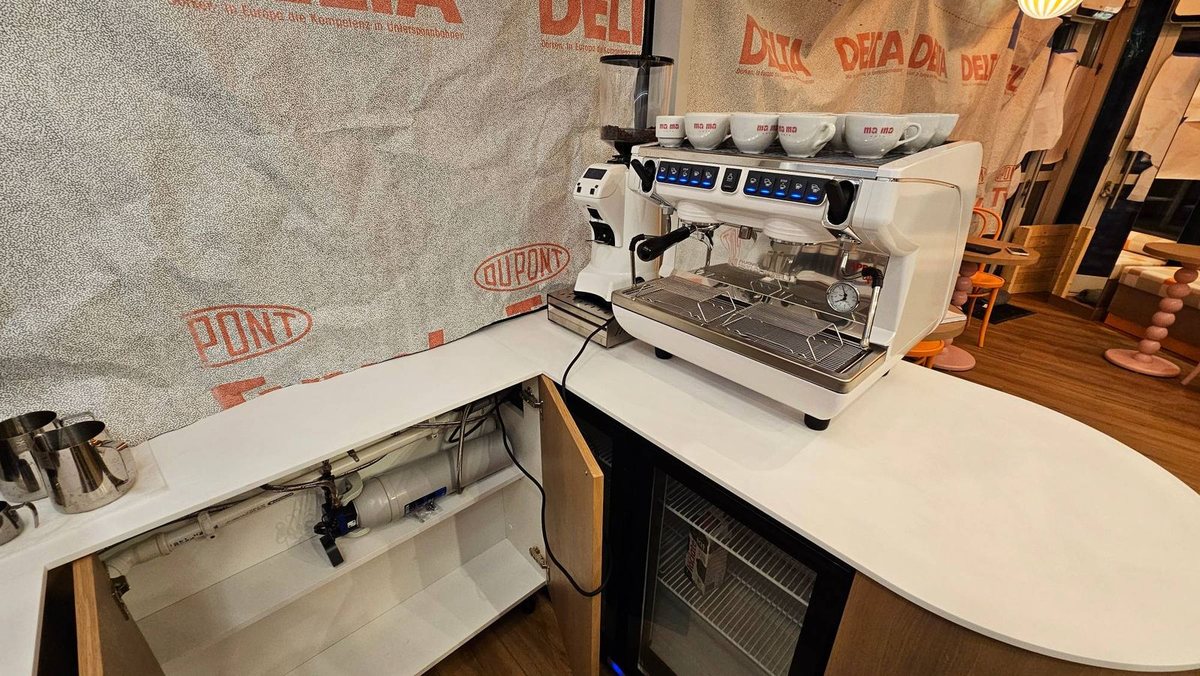 Montaż ekspresu Nuova Simonelli Appia Life Compact w Ma Ma Cafe, pod blatem filtr BRITA