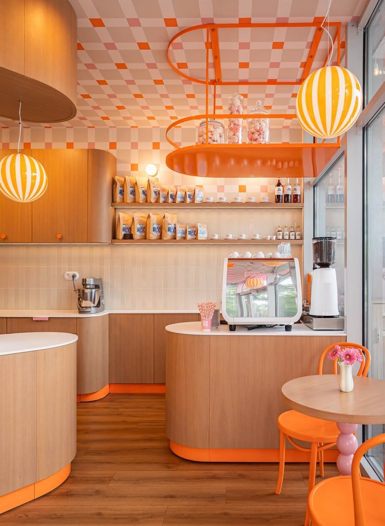 Ma Ma Cafe w Świnoujściu: zaokrąglony bar, witryna z deserami i biały ekspres Nuova Simonelli Appia Life Compact