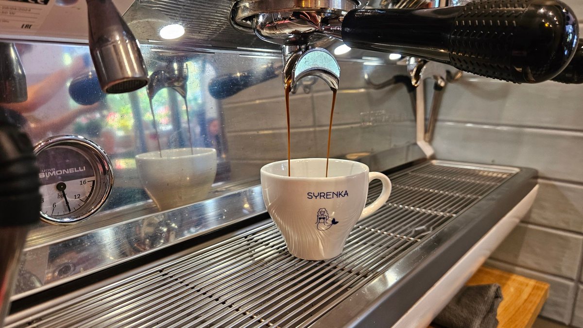 Espresso z ekspresu Nuova Simonelli Appia Life XT do filiżanki Syrenka