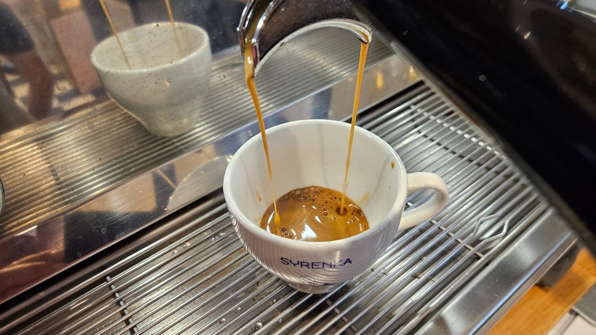 Crema espresso w filiżance Syrenka pod grupą Appia Life XT