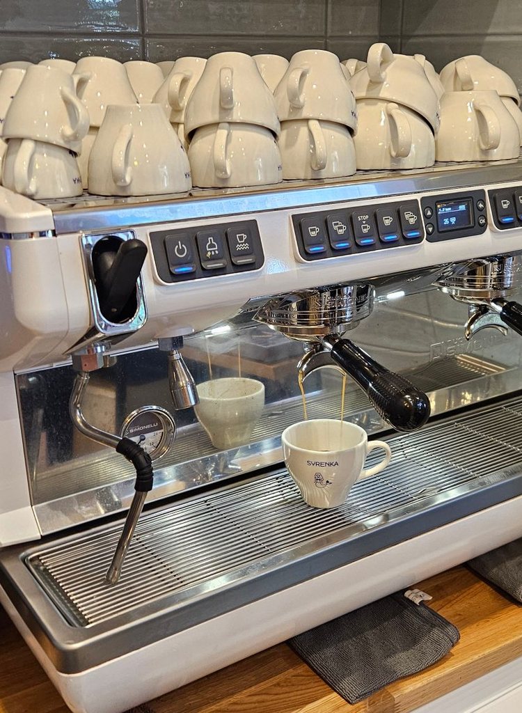 Biała Nuova Simonelli Appia Life XT z młynkiem na barze restauracji Syrenka w Kołobrzegu