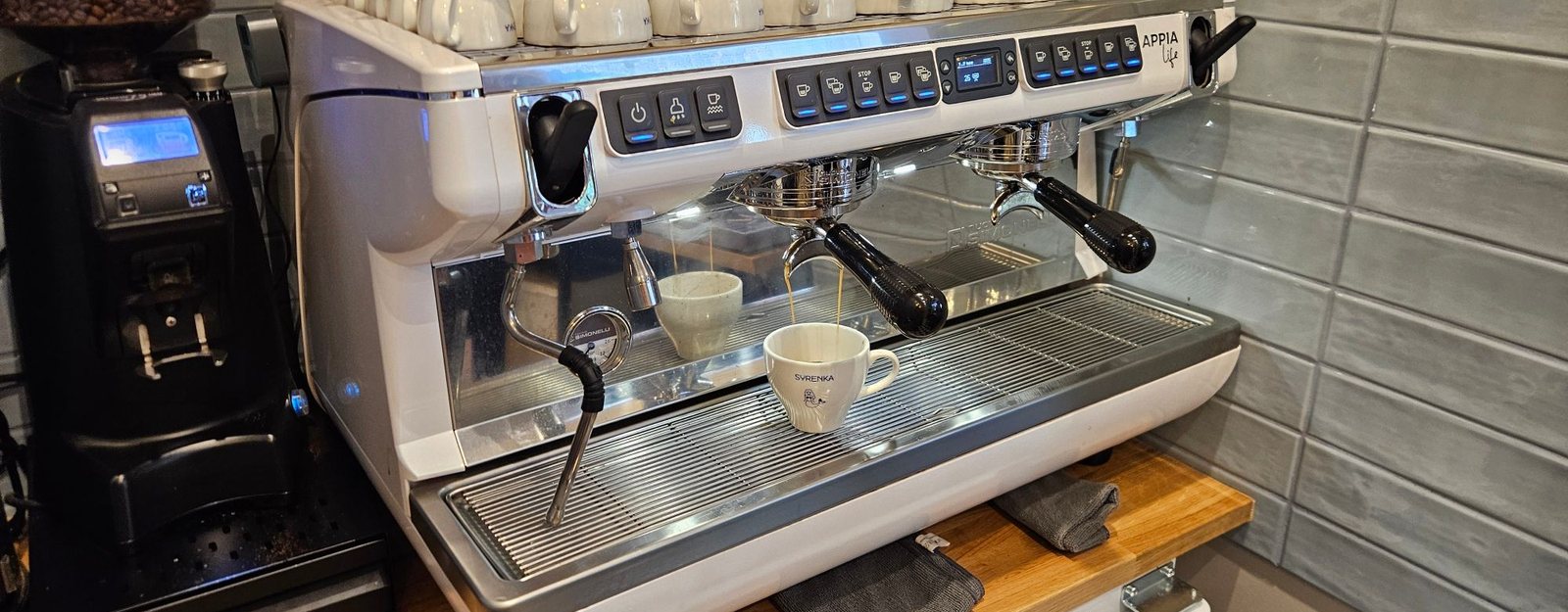 Biała Nuova Simonelli Appia Life XT z młynkiem na barze restauracji Syrenka w Kołobrzegu