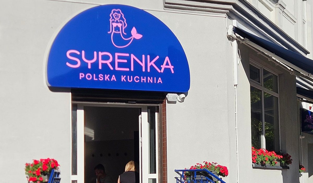 Szyld restauracji Syrenka. Polska Kuchnia w Kołobrzegu